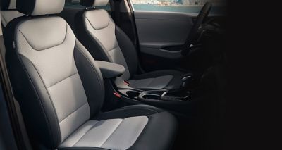 Vue rapprochée des sièges en tissu Shale Grey à bord de Hyundai IONIQ hybrid.