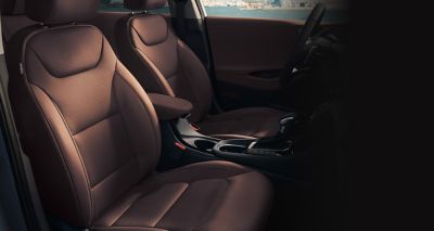 Front seats of the Hyundai IONIQ Plug-in Hybrid in red umber leather.