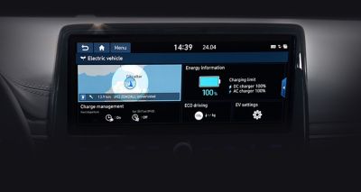 Detailní pohled na stav nabití baterie na 10,25 palcové dotykové obrazovce Hyundai IONIQ Electric.