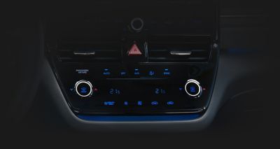 Instrumentpanel i Hyundai IONIQ Electric. Nærbilde.