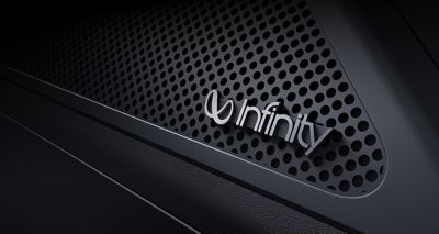 Detailní pohled na prémiový zvukový systém Infinity v modelu Hyundai IONIQ Electric.