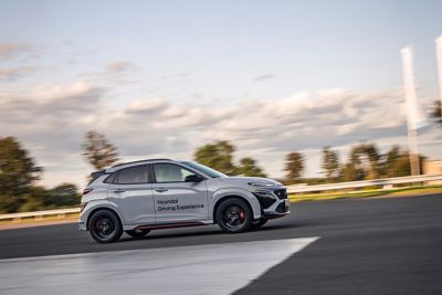 Una Hyundai KONA N in pista durante un evento Hyundai Driving Experience