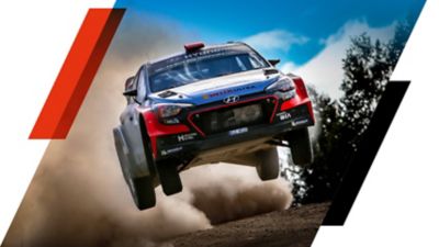 Hyundai i20 WRC fa un salto durante un rally