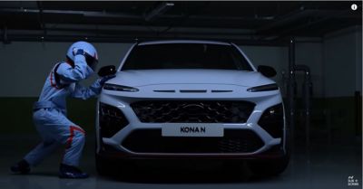 Esibizione musicale di N Man con una Hyundai KONA N