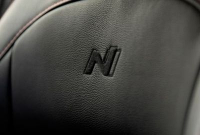 Imagen de los asientos deportivos del nuevo Hyundai KONA N Line en piel o tela con el logo N.