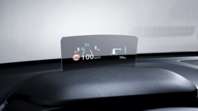 Head-up displayet i nye Hyundai KONA Electric viser viktig informasjon i førerens synsfelt. Foto.