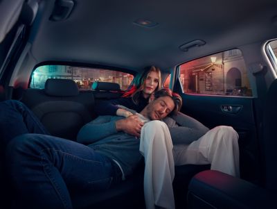 Los cómodos asientos del Hyundai KONA Eléctrico ofrecen un gran espacio para los pasajeros.