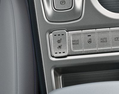 I comandi per il riscaldamento e la ventilazione del sedile anteriore in Nuova Hyundai Kona Electric.