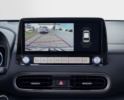 La retrocamera in Nuova Hyundai Kona Electric per un parcheggio facile e sicuro.