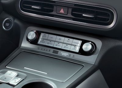 I comandi di controllo automatico del clima nella console centrale di Nuova Hyundai Kona Electric.