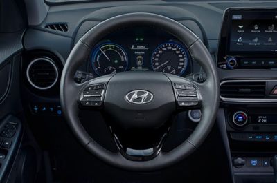 Vista en detalle del volante calefactable del Hyundai KONA Híbrido eléctrico.