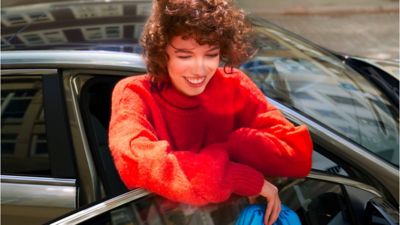 Ragazza ride uscendo da veicolo Hyundai