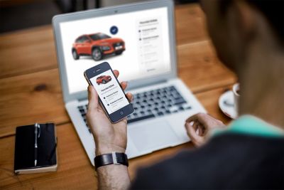 Ragazzo tiene in mano telefono con configurazione Hyundai
