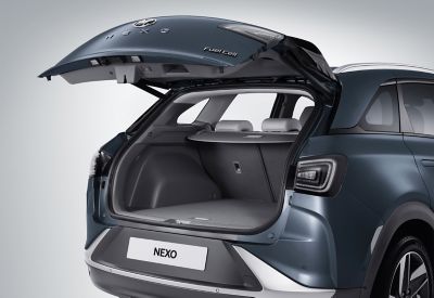 Åpen bakluke på Hyundai Nexo med mørk grå lakk. Foto.