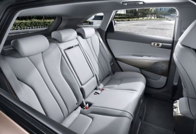 Detail prostorných zadních sedadel zcela nového Hyundai Nexo.