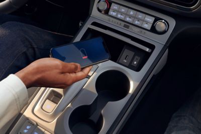 La comoda posizione del vano di ricarica wireless sulla console centrale di Nuova Hyundai Kona Electric.