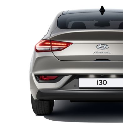 Imagen de la parte trasera del nuevo Hyundai i30 Fastback, centrada en las luces de combinación traseras.