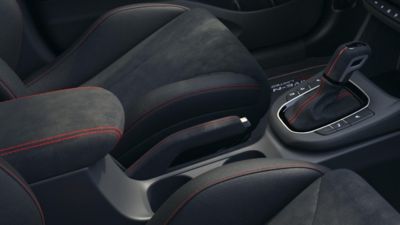 Detalles interiores con costuras en color rojo y tapicería Alcantara del Hyundai i30 Fastback N Drive-N de edición limitada. 