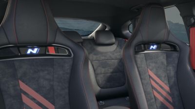 Asientos traseros con costuras en color rojo y tapicería Alcantara del Hyundai i30 Fastback N Drive-N de edición limitada.