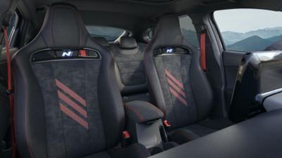 Asientos traseros con costuras rojas y tapicería Alcantara del Hyundai i30 Fastback N Drive-N de edición limitada.