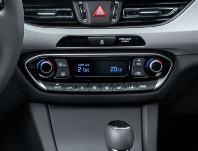 Gros plan sur le panneau de commande de la climatisation automatique de la Hyundai i30 Fastback.