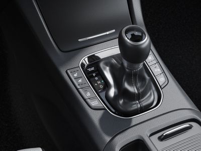 Mittelkonsole eines Hyundai i30 Fastback mit Schaltknauf und Bedienknöpfen.