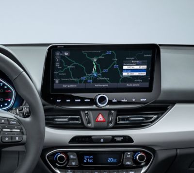 Le tableau de bord de la Hyundai i30 avec système de navigation. 