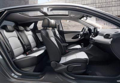 Interior del nuevo Hyundai i30 cw, visto desde el asiento del copiloto.
