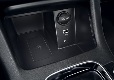 Gros plan sur le compartiment de chargement sans fil dans la console centrale de la Hyundai i30 Fastback.