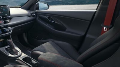 Beifahrersitz und roter Sicherheitsgurt des i30 Fastback N Drive-N Limited Edition.