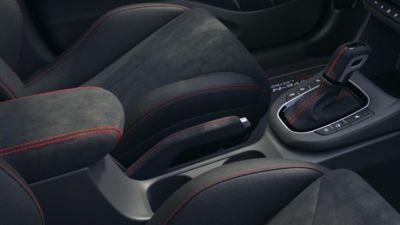 Détails exclusifs à l’intérieur de la Hyundai i30 N Drive-N Limited Edition avec surpiqûres rouges et Alcantara.
