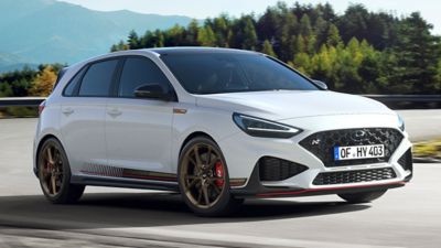 Imagen frontal del Hyundai i30 N Drive-N de edición limitada en color Serenity White Pearl.