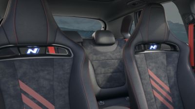 De hoogwaardige achterzetels in Alcantara met rode stiknaden in de i30 Fastback N Drive-N Limited Edition.
