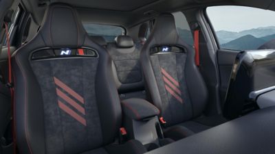De N Light-zetels in Alcantara met rode stiknaden in de i30 Fastback N Drive N Limited Edition.