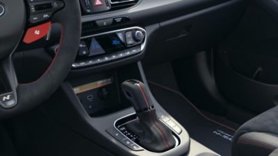De cockpit van de Hyundai i30 N Drive-N Limited Edition met rode stiknaden en Alcantara.