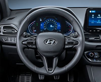 Primer plano del volante de cuero en el nuevo Hyundai i30 N Line Fastback.