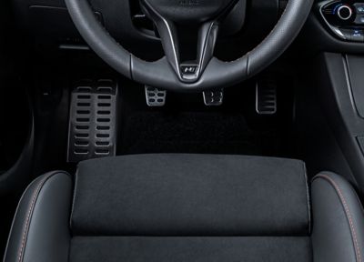 Close-up van de metalen pedalen van de Hyundai i30 Fastback N Line.