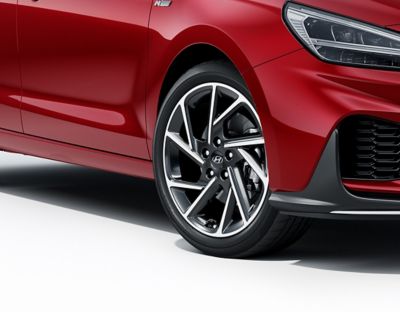 Closeup of the new 18-inch wheel design of the Hyundai i30 N Line. 