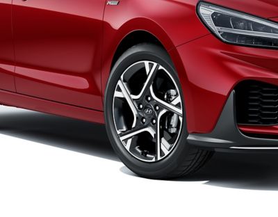 Plan rapproché des jantes en alliage exclusives de la Hyundai i30 SW N Line.