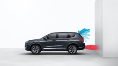 Pohled na ukazatel vzdálenosti pro otevření zadního víka v novém sedmimístném SUV Hyundai Santa Fe Hybrid.