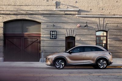 Hyundai NEXO Fuel Cell Electric Vehicle zaparkowany na ulicy miasta.