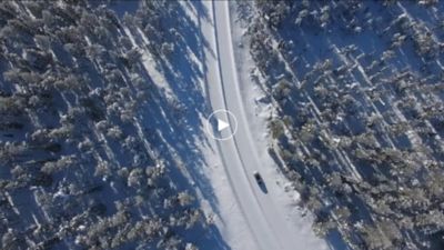 Hyundai KONA Electric rijdend in sneeuw en koud weer.