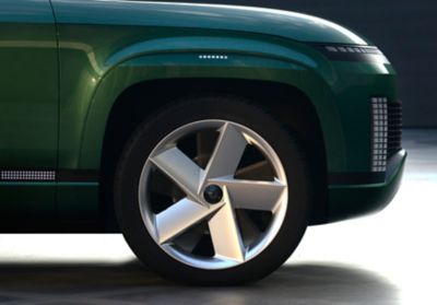 Pneumatika a přední část nového konceptu elektrického SUEV značky Hyundai SEVEN.