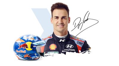 Le pilote Hyundai Motorsport Dani Sardo, sa signature et son casque.