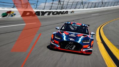 De ETCR Elantra draait rondjes op de baan in Daytona.