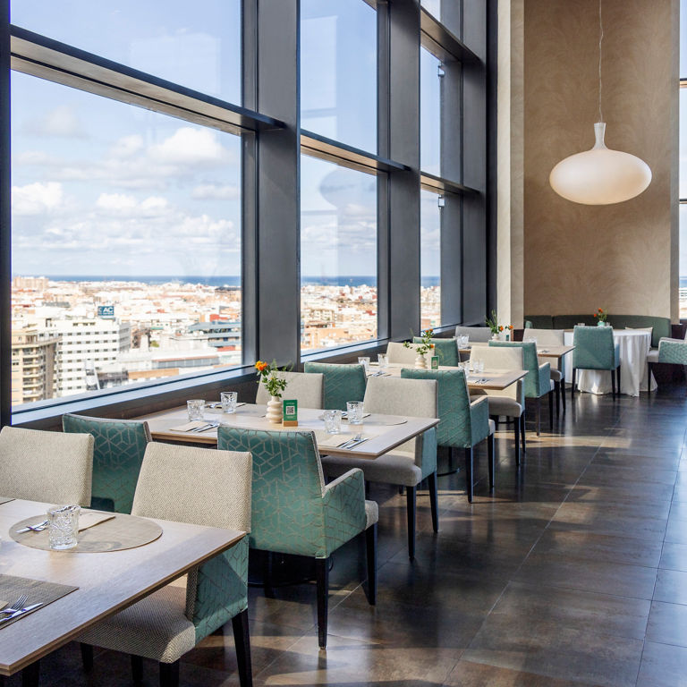 Enlace a la página de servicios del hotel ILUNION Aqua 4