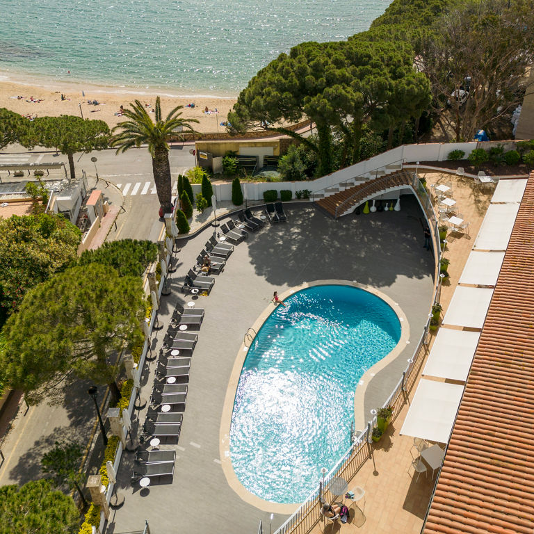 Enlace a la página de servicios del hotel ILUNION Caleta Park