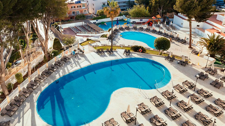 Enlace a la página de ILUNION hotels que muestra información sobre la piscina y demas instalaciones del hotel