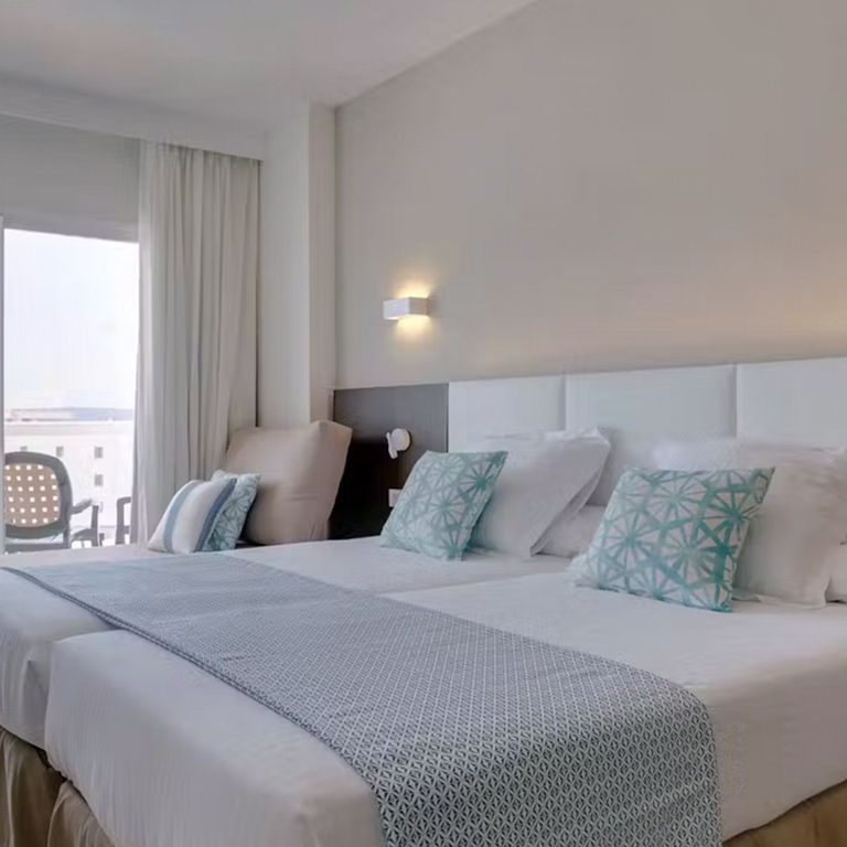 Enlace a la página de ILUNION hotels que muestra las distintas habitaciones del hotel ILUNION Palmanova Mallorca