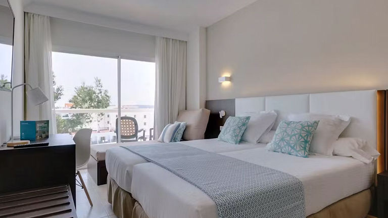 Enlace a la página de ILUNION hotels que muestra las distintas habitaciones del hotel ILUNION Palmanova Mallorca